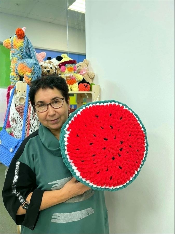 Марьям, преподаватель кружка вязания, с работой из Puffy